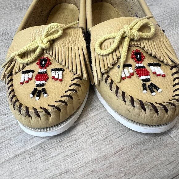 Minnetonka Moccasins Womens Size 7 Beige Beaded Thunderbirds Bow Flats Natural - Picture 13 of 14